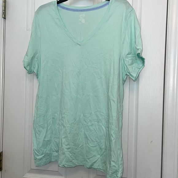 HUE Tops - HUE Size 1X V Neck T Shirt Top NEW Short Sleeves Soft